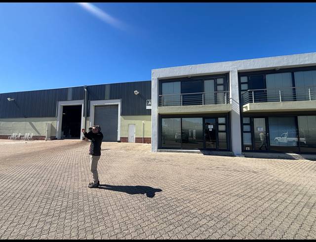 276M² WAREHOUSE TO LET IN SOMERSET WEST MALL TRIANGLE
